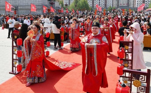 优配网 河北献县：集体婚礼结良缘 文明节俭倡新风